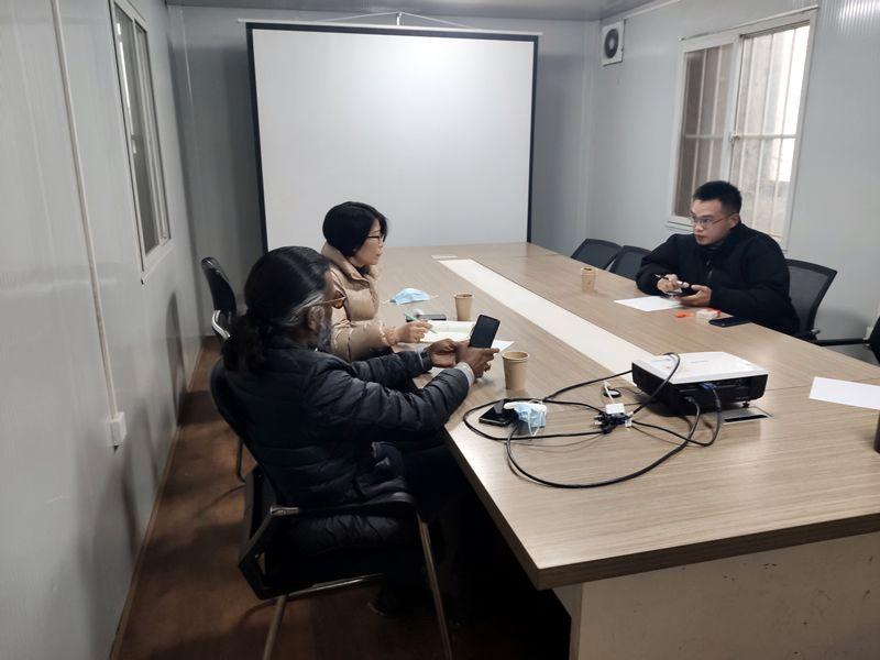 國外客戶來我廠考察，試駕奔馬小型壓路機