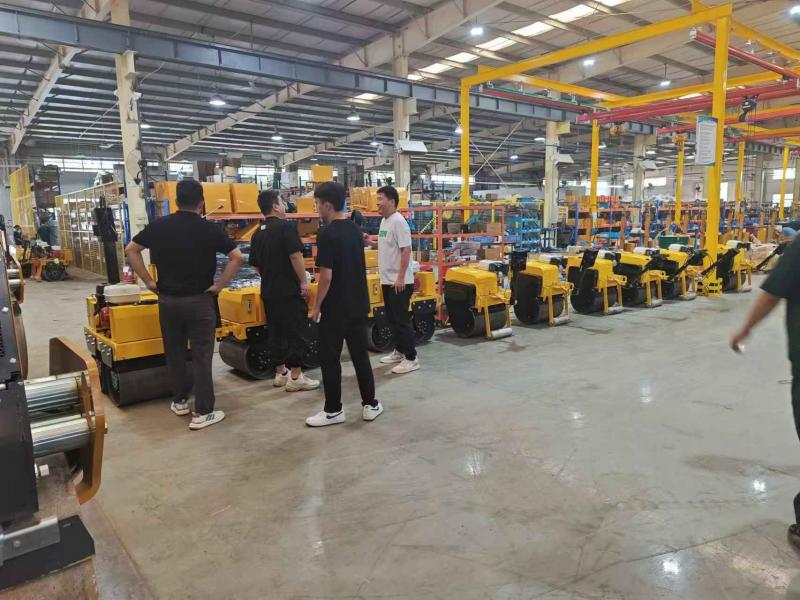 8月17日，國內客戶來我廠參觀考察奔馬小型壓路機