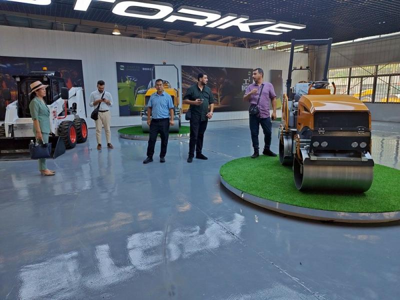 國外客戶來我廠參觀考察小型壓路機，并達成合作意向