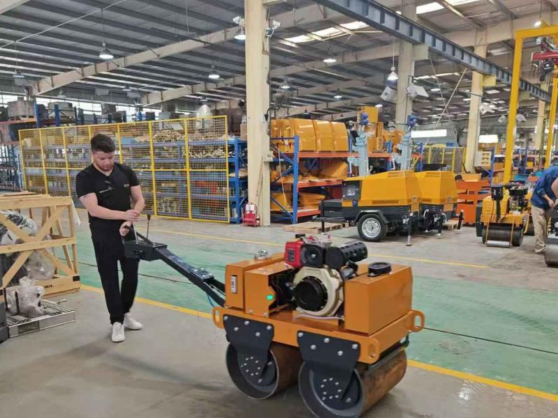 國外客戶來我廠參觀考察小型壓路機、移動照明車等產品