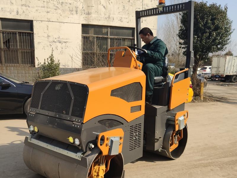 國外某代理商訂購奔馬5噸小型壓路機